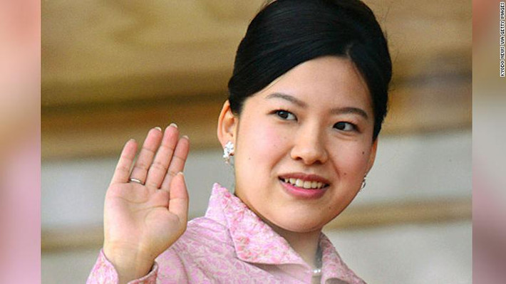 Theo luật lệ của Hoàng gia Nhật Bản, Công chúa Ayako phải từ bỏ tước vị hoàng gia sau khi cưới chồng thường dân. Dù không còn là Công chúa Nhật Bản nhưng chắc chắn cô vẫn luôn nhận được sự quan tâm từ những người yêu mến mình cũng như người dân "đất nước mặt trời mọc". Ảnh: CNN.