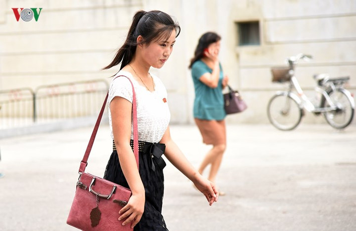 Một cô gái trẻ Triều Tiên di chuyển ở khu vực lối lên của ga tàu điện ngầm Yonggwang ở Bình Nhưỡng.