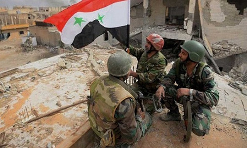 Theo hãng Fars (Iran) ngày 23/10, Quân đội Syria có kế hoạch triển khai thêm nhiều vũ khí hạng nặng tới khu vực phi quân sự ở miền Bắc và Tây Bắc Syria để chuẩn bị cho chiến dịch quân sự quy mô lớn nhằm vào các tay súng phiến quân còn lại trong khu vực này. Ảnh: Shiitenews.