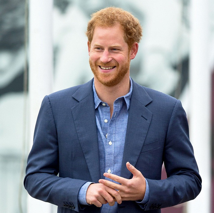 Hoàng tử Harry, sinh ngày 15/9/1984, là con trai út của Thái tử Charles và Công nương Diana. Hoàng tử Harry hiện xếp thứ 6 trong danh sách kế vị ngai vàng. Được biết, Hoàng tử Harry tốt nghiệp trường Eton với chương trình học A-Level. Ảnh: Cosmopolitan.