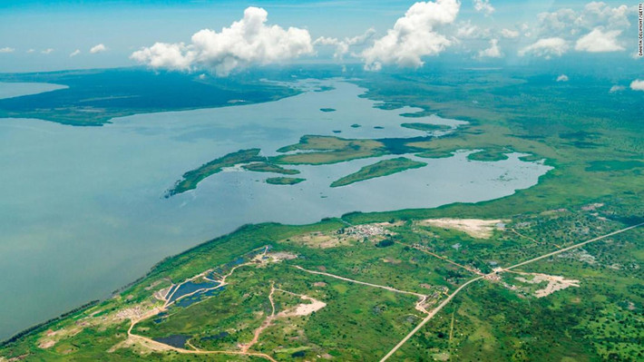 Dù gắn liền với nền văn minh Ai Cập nhưng cả hai nhánh sông Nile đều không bắt nguồn từ nước này. Sông Nile Trắng chảy từ hồ Victoria (trong ảnh) – hồ lớn nhất châu Phi, nằm giữa Tanzania, Kenya và Uganda. Còn sông Nile Xanh bắt nguồn từ hồ Tana ở cao nguyên Ethiopia. Hai con sông hợp nhất gần thủ đô Khartoum của Sudan để hình thành dòng chảy chính qua phía Bắc qua Ai Cập đến biển Địa Trung Hải.
