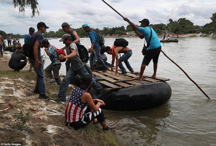 Các di dân tới Ciudad Hidalgo, Mexico, sau khi vượt biên từ Guatemala, để tiếp tục hành trình đến Mỹ. Ảnh: Getty.
