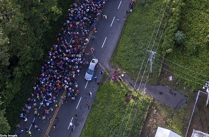 Bức ảnh chụp từ trên cao cho thấy đoàn người di chuyển trên con đường nối Ciudalgo và Tapachula, Chiapas, Mexico. Ảnh: Getty.