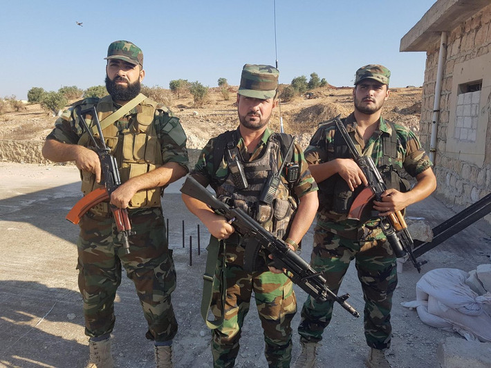 “Lực lượng chính phủ Damascus đã giao tranh ác liệt với nhóm khủng bố IS ở sườn phía tây vùng al-Safa, qua đó giành lại quyền kiểm soát thêm nhiều cứ điểm Qabr Sheikh Hossein”, FNA đưa tin. Ảnh: AMN.