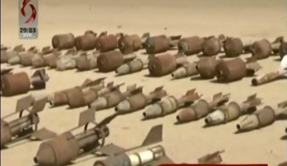 Theo Al Masdar News, một phóng viên chiến trường của đài truyền hình Al-Ikhbariya cho biết, Quân đội Syria đã phát hiện và tịch thu số lượng lớn vũ khí, trang thiết bị quân sự của nhóm phiến quân ở vùng nông thôn phía đông tỉnh Daraa. Ảnh: AMN.