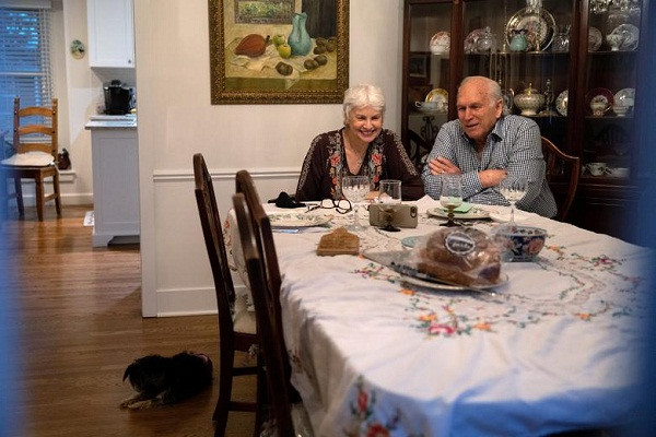 Janis và Uri Segal ăn mừng Lễ Tạ ơn tại Detroit, bang Michigan, ngày 26/11. Họ vừa ngồi ăn vừa trò chuyện với những người thân qua ứng dụng trực tuyến.