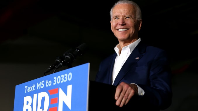 Theo The Sun, một trong những chính sách kinh tế của ông Biden là sẽ thực hiện chương trình "Mua hàng của Mỹ", dự kiến tạo ra 5 triệu việc làm mới. Theo chương trình này, chính phủ sẽ chi 400 tỷ USD để mua các sản phẩm và dịch vụ của Mỹ. Ông Biden cũng sẽ thực hiện tăng hơn gấp đôi mức lương tối thiểu liên bang lên 15 USD/giờ. Ảnh: CNBC.