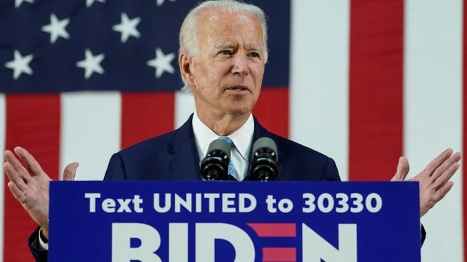 Điều này được thể hiện rõ trong bài phát biểu của ông Biden hôm 7/11: "Chúng ta không thể khôi phục nền kinh tế, khiến nước Mỹ trở nên tươi trẻ trở lại hay tận hưởng những khoảnh khắc quý giá nhất của cuộc đời cho đến khi chúng ta kiểm soát được đại dịch này". Ảnh: CNBC.