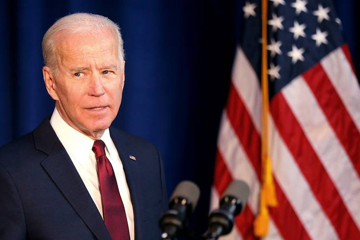 Kế hoạch đối phó với đại dịch COVID-19 của ông Biden sẽ đảm bảo những người bị nhiễm COVID-19 hoặc những người đang chăm sóc bệnh nhân COVID-19 vẫn được trả lương nếu nghỉ phép; giãn nợ đối với các khoản vay dành cho sinh viên liên bang; cung cấp các khoản vay không lãi suất đối với các doanh nghiệp nhỏ đang phải đối mặt với những vấn đề liên quan đến dịch COVID-19…