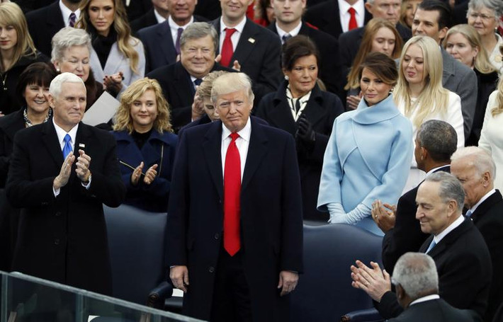 Sau lễ tuyên thệ nhậm chức, Tổng thống Trump cùng phu nhân Melania và các quan chức,...diễu hành hướng từ đại lộ Pennsylvania về Nhà Trắng.