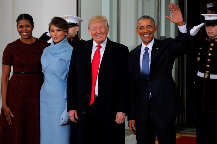 Được biết, sáng 20/1/2016, ông Trump và vợ, bà Melania, đã dự tiệc trà tại Nhà Trắng cùng Tổng thống sắp mãn nhiệm khi đó là ông Barack Obama và phu nhân Michelle, trước khi tới Điện Capitol để thực hiện nghi lễ tuyên thệ nhậm chức. Từ trái qua phải: Bà Michelle, bà Melania, ông Trump và ông Barack Obama.