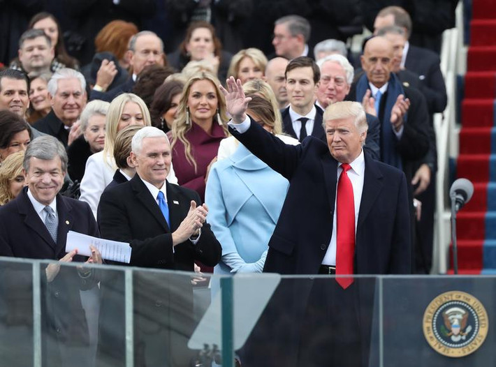 Tổng thống Trump vẫy chào mọi người khi tới tham dự lễ nhậm chức.