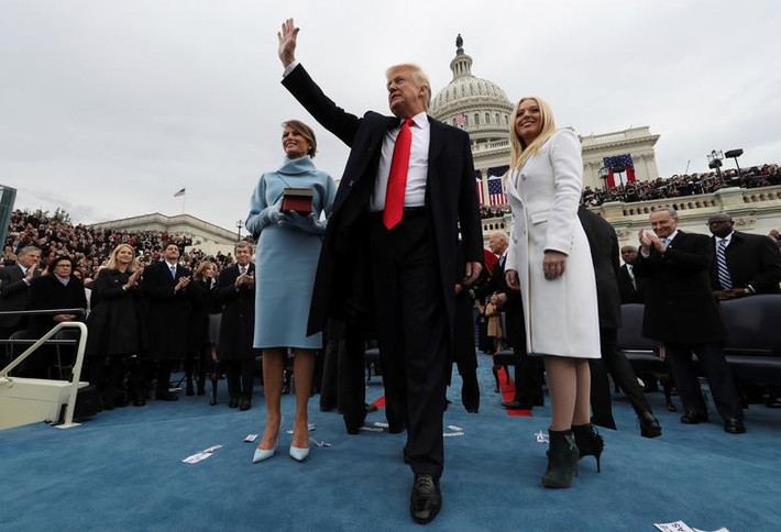 Ông Trump cam kết mang lại việc làm cho người Mỹ, bảo vệ biên giới, an toàn cho người dân, đoàn kết đất nước, xóa bỏ Hồi giáo cực đoan, xây dựng tình hữu nghị với tất cả các quốc gia...