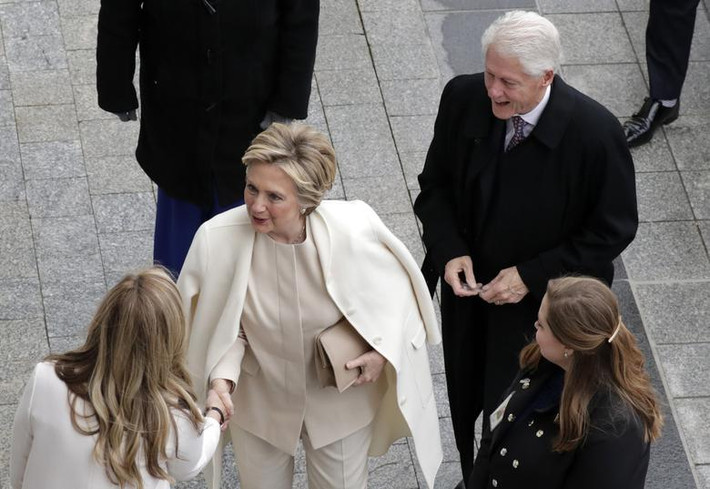 Vợ chồng cựu Tổng thống Bill Clinton tới tham dự buổi lễ nhậm chức của ông Trump năm 2016.