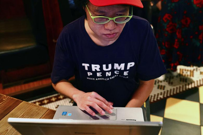 Một người ủng hộ ông Trump trong quán bar ở Đài Bắc.