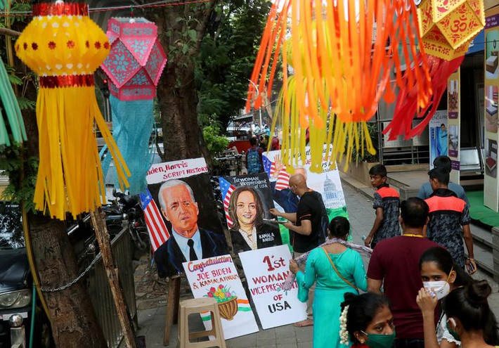Tranh vẽ chân dung ông Biden và bà Kamala Harris trên một con đường ở Mumbai, Ấn Độ, ngày 8/11.