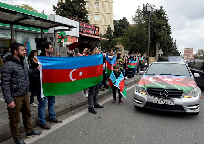 Người dân ở Baku đổ ra đường sau khi Tổng thống Ilham Aliyev thông báo lực lượng nước này đã giành được Shusha, hôm 8/11. Ảnh: Reuters.