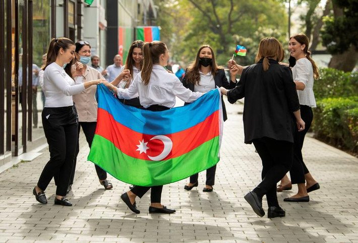 Những người phụ nữ nhảy múa trên đường phố ở Baku, Azerbaijan, ngày 10/11. Ảnh: Reuters.