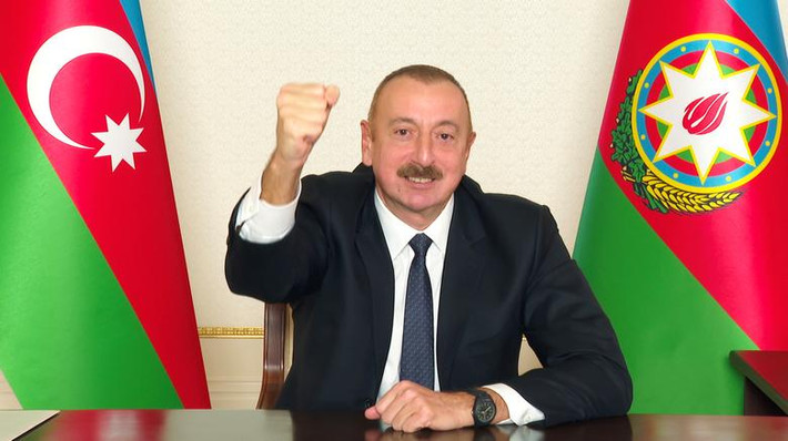 Tổng thống Azerbaijan Ilham Aliyev phát biểu trên truyền hình trước người dân cả nước ở Baku hôm 10/11. Ảnh: Reuters.