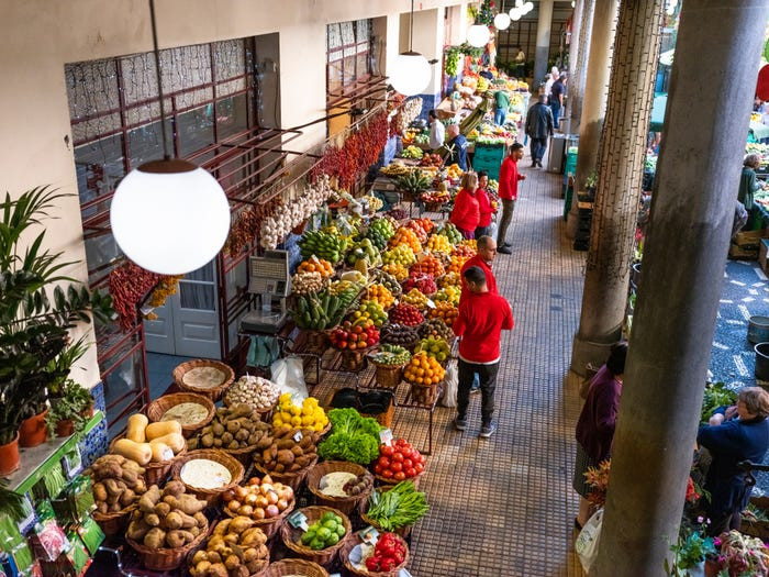 Có rất nhiều khu chợ nhộn nhịp, đầy màu sắc ở Funchal.