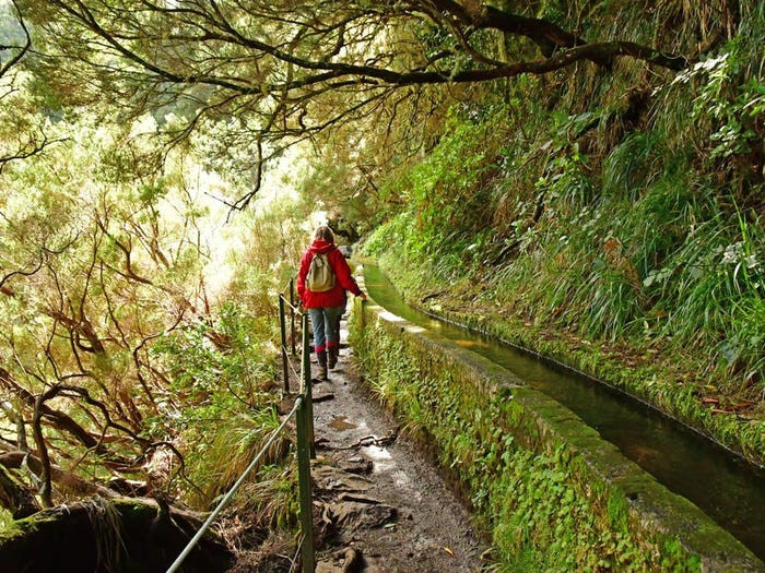 Madeira có hệ thống các kênh thủy lợi bằng đá xuyên qua đảo và vận chuyển nước. Hệ thống này cũng tạo nên những con đường mòn đi bộ đường dài tuyệt đẹp.