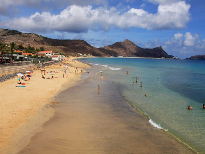 Quần đảo Madeira có những bãi biển tuyệt đẹp, chẳng hạn như bãi biển Calheta.
