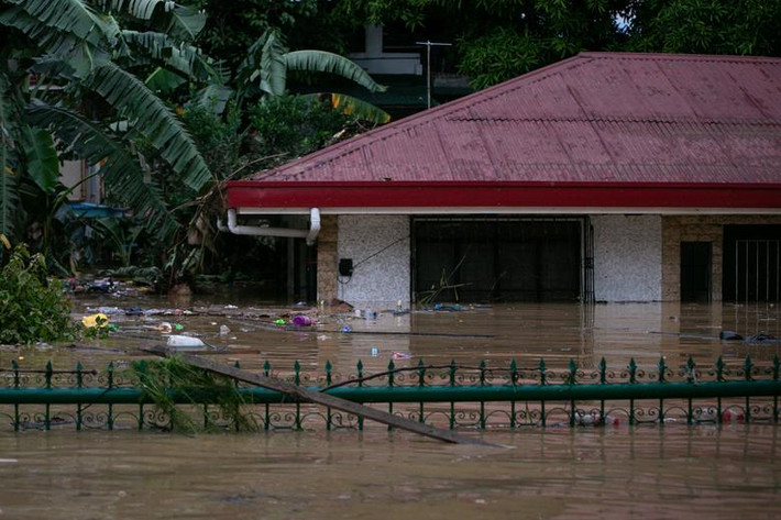Nước ngập gần tới mái nhà ở Marikina.
