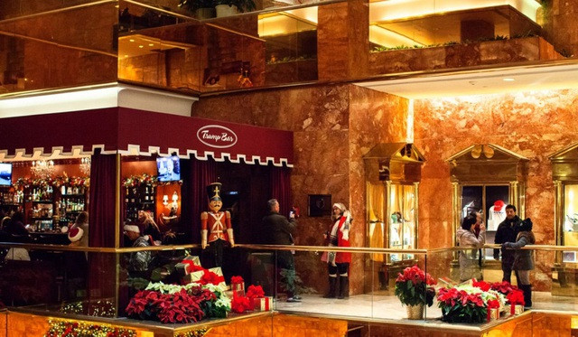 Tại tòa tháp Trump Tower, có hai cửa hàng mang thương hiệu của Tổng thống Mỹ (Trump), ở sảnh trên và sảnh dưới. Ảnh: SCMP.