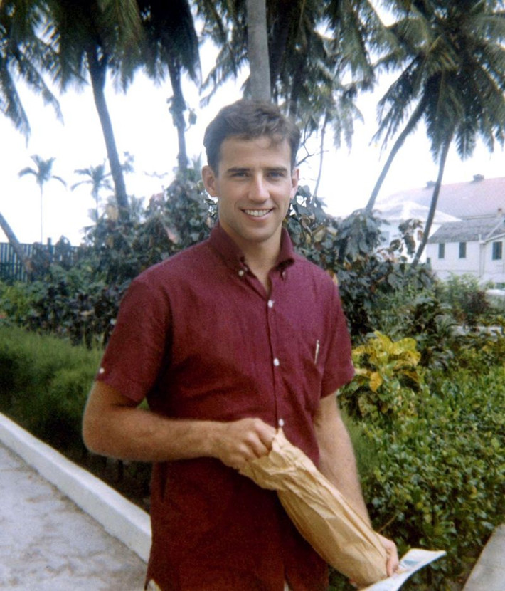 Ông Biden năm 25 tuổi có vẻ ngoài điển trai... Ảnh chụp năm 1967. Ảnh: Alamy.