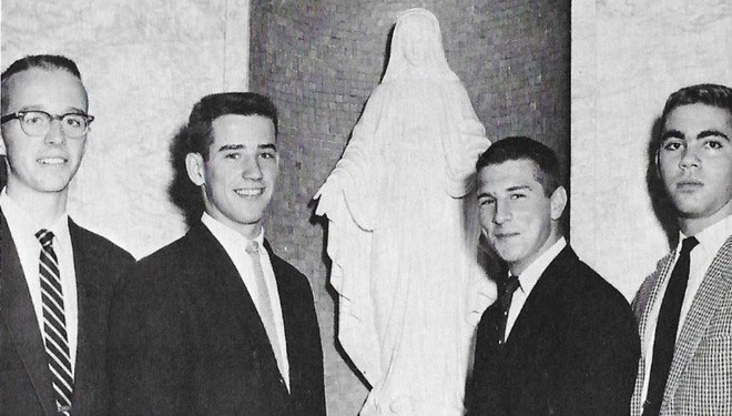 Năm 1961, ông Biden (thứ hai từ trái sang) tốt nghiệp trường Archmere Academy, và ghi danh vào Đại học Delaware. Ảnh: The Tab.