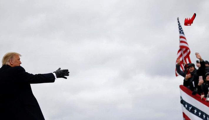 Tổng thống Trump tung mũ cho người ủng hộ tại Michigan.