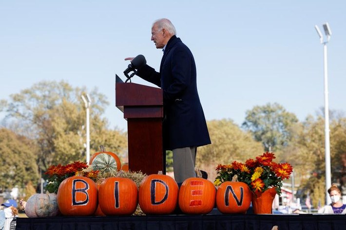 Tại Iowa, ông Biden nói việc Tổng thống Trump thất bại trong kiểm soát dịch COVID-19 đã làm số ca tử vong tăng cao và khiến kinh tế Mỹ lao dốc.