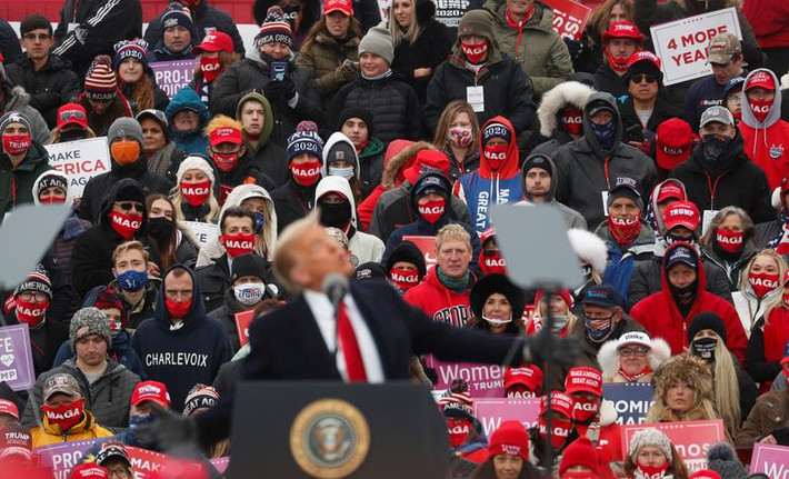 “Bầu cho tôi là bầu cho việc giữ và tạo thêm việc làm ngành xe hơi và các ngành khác ở Michigan”, ông Trump nói trước đám đông ở ngoại ô thành phố Detroit.