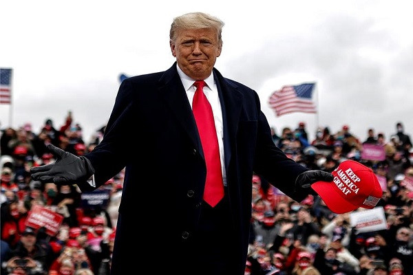 Cuộc bầu cử Tổng thống Mỹ 2020 sẽ chính thức diễn ra vào ngày 3/11 tới. Trong những ngày này, ông Trump và ứng viên Biden đang tích cực vận động tranh cử tại các bang chiến địa ở vùng Trung Tây nước Mỹ nhằm thu hút sự ủng hộ của cử tri. Ảnh: Tổng thống Trump có mặt tại sự kiện vận động tranh cử ở sân bay quốc tế Oakland, Waterford Township, bang Michigan, hôm 30/10. (Nguồn ảnh: Reuters)