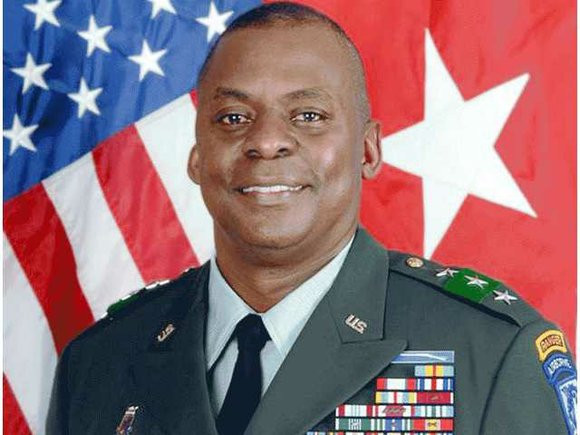 Ông là Tư lệnh thứ 12 của Bộ Chỉ huy Trung tâm Mỹ (CENTCOM) và là người da màu đầu tiên đứng đầu tổ chức này. Ảnh: SM.