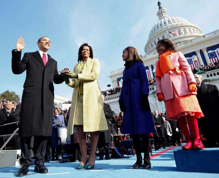 Giữa trưa ngày 20/1/2009 (giờ Washington), ông Obama đặt tay lên quyển Kinh thánh do vợ ông, bà Michelle Obama, cầm rồi tuyên thệ nhậm chức Tổng thống thứ 44 của nước Mỹ. Bên cạnh ông Obama là hai cô con gái Malia và Sasha. Ảnh: Getty.