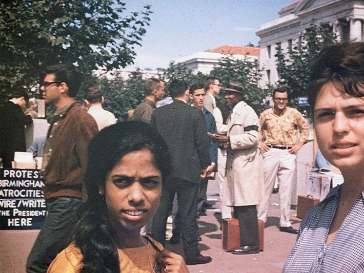 Sau khi tốt nghiệp Đại học Delhi, bà Shyamala (trái) theo học tại Đại học California ở Berkeley (UC Berkeley), Mỹ, và nhận bằng Tiến sĩ về Dinh dưỡng và Nội tiết. Ảnh: AP.