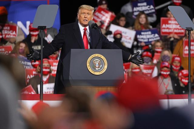 "Hãy yêu quý tôi, hỡi những người phụ nữ ở vùng ngoại ô", ông Trump nói.