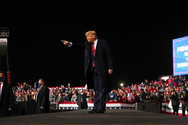 Khi vận động tại Avoca, bang Pennsylvania, trước đó, Tổng thống Trump lên tiếng chỉ trích quyết định gần đây của Tòa án Tối cao về việc cho phép giới chức bầu cử bang Pennsylvania chấp nhận việc phiếu bầu vắng mặt vài ngày sau ngày bỏ phiếu chính thức.