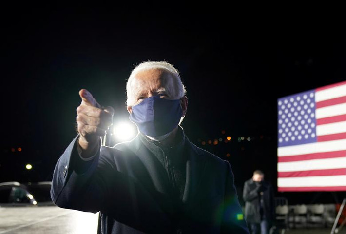 Cựu Phó Tổng thống Joe Biden tuyên bố với cử tri tại Pittsburgh, bang Pennsylvania, vào đêm 2/11 rằng: "Tôi có cảm giác chúng ta sẽ thắng lớn trong ngày mai (3/11). Trong buổi vận động tranh cử, ông Biden tập trung phát biểu về các vấn đề như bảo hiểm y tế, bất bình đẳng thu nhập và tình trạng phân biệt đối xử đối với người da màu,...