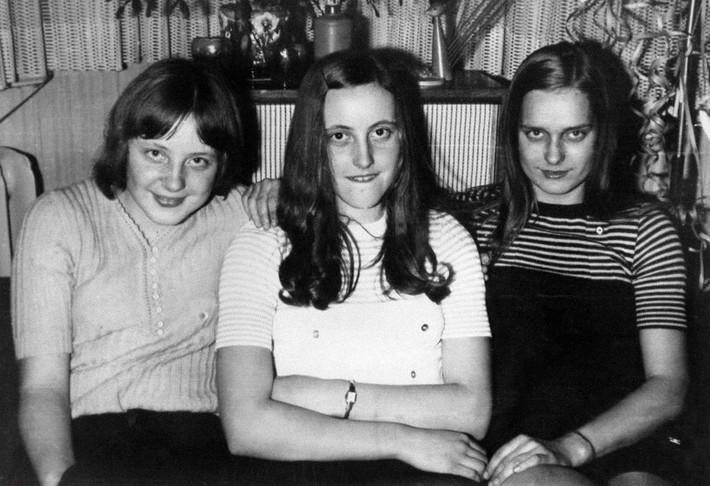 Angela, khi đó 18 tuổi, chụp ảnh với các bạn tại bữa tiệc đêm Giao thừa ở Berlin năm 1972. Ảnh: Time.