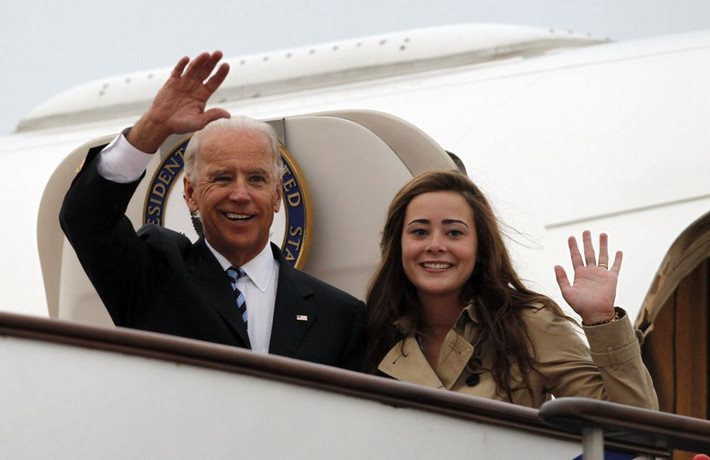 Cô Naomi Biden, sinh năm 1993, là con gái của Hunter Biden - con trai thứ hai của ông Joe Biden - với người vợ cả Kathleen. Ảnh: Elle.