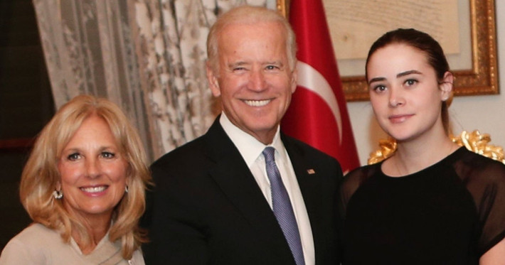 Theo Elle, Naomi đang hẹn hò với Peter Neal, một sinh viên của Trường Luật Carey thuộc Đại học Pennsylvania. Naomi và Neal đã cùng nhau lập một trang web giúp người dân Mỹ biết cách tiếp cận với nguồn tiền hỗ trợ họ trong đại dịch COVID-19. Ảnh: PC.