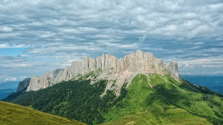 Núi Bolshoy Tkhach ở Cộng hòa Adygea thuộc Nga.