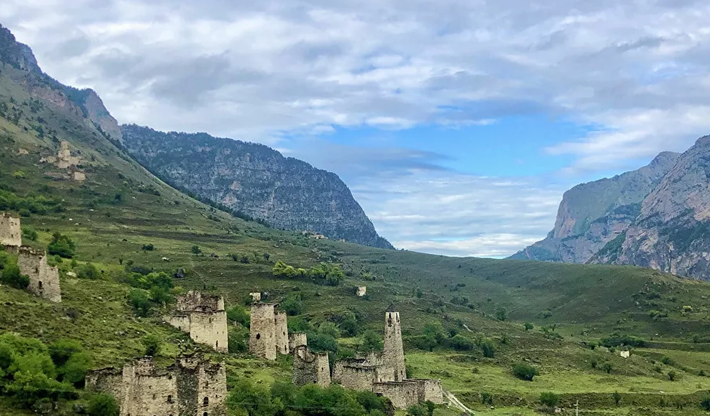 Những tòa tháp trong khu bảo tồn thiên nhiên Erzi ở Ingushetia, Nga.