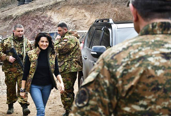 Được biết, bà Hakobyan và một nhóm phụ nữ đến từ khu vực xung đột Nagorno-Karabakh đã tham gia một khóa huấn luyện quân sự kéo dài một tuần, trong đó họ học sử dụng vũ khí cá nhân, chiến thuật bộ binh và hòa mình vào môi trường sống quân sự. Ảnh: Asbarez.