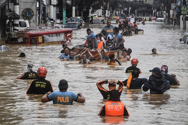 Lực lượng cứu hộ làm việc tại thành phố Marikina, thuộc vùng đô thị Manila. Ảnh: AFP.