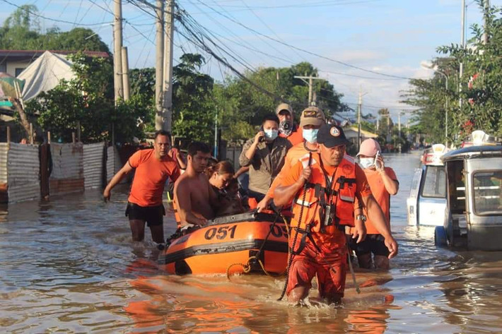 Hàng chục thành phố và thị trấn ở vùng Thung lũng Cagayan (vùng II theo phân chia đơn vị hành chính), phía bắc thủ đô Manila, vẫn đang chìm trong biển nước sau bão Vamco. Ảnh: Reuters.
