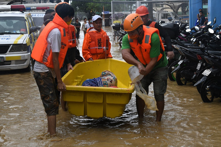 Lực lượng cứu hộ giải cứu một cụ già tại Marikina. Ảnh: AFP.