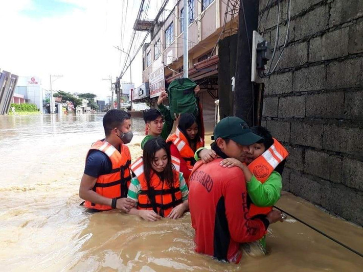 Họ cũng sẽ huy động thêm nguồn lực từ các tỉnh lân cận, theo chỉ huy tuần duyên George Ursabia. Ảnh: Reuters.